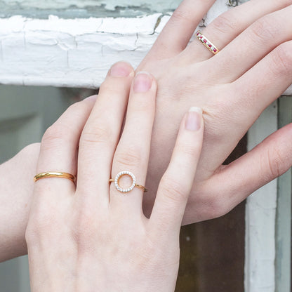 model wearing circle diamond gold ring