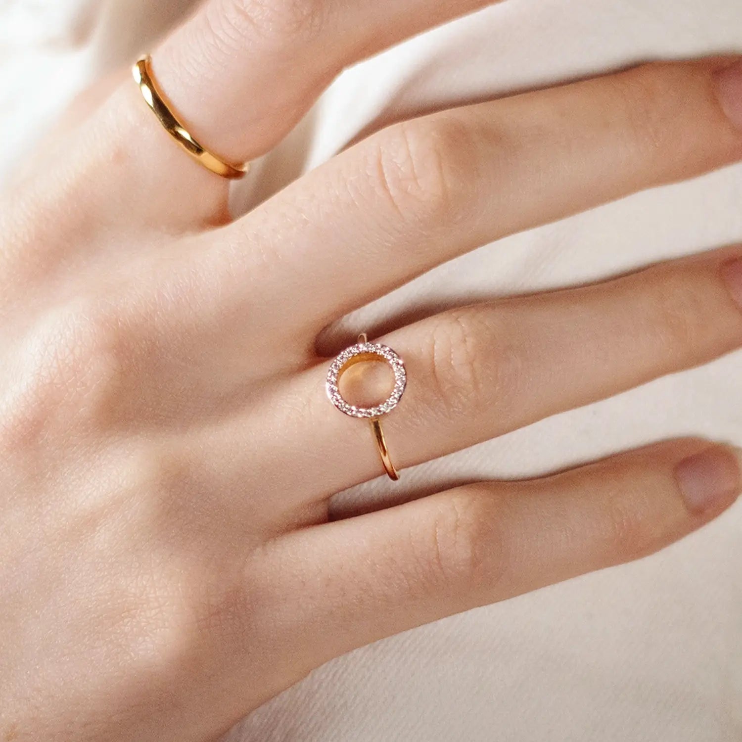 model wearing circle diamond gold ring